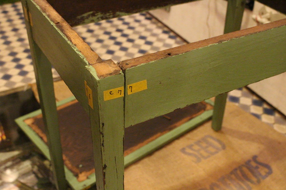 アンティークテーブルのぐらつきを直す