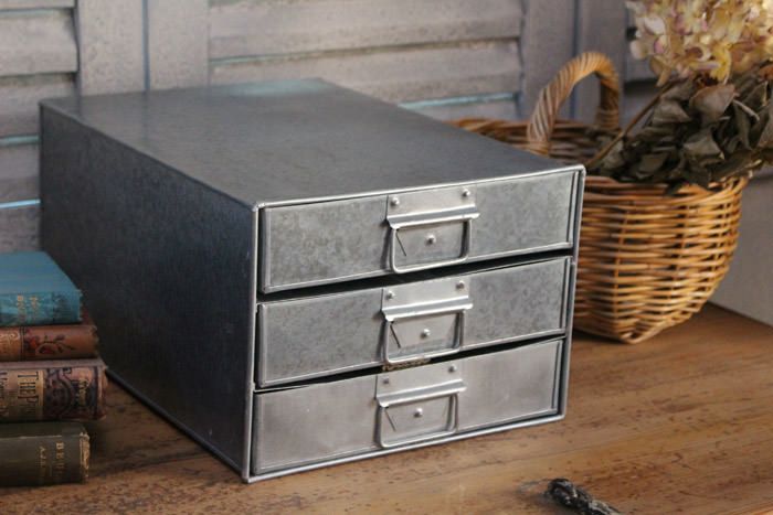 アンティーク調のブリキの3段チェストの通販インテリアショップMALTO