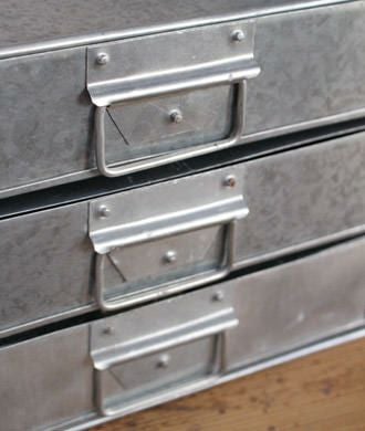 アンティーク調のブリキの3段チェストの通販インテリアショップMALTO