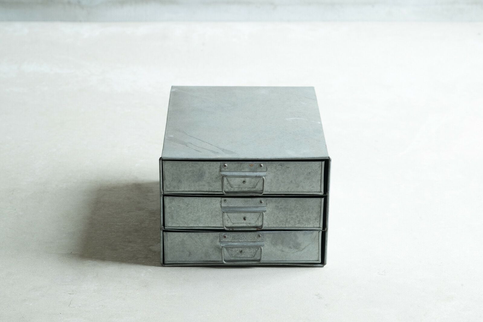 アンティーク調のブリキの3段チェストの通販インテリアショップMALTO