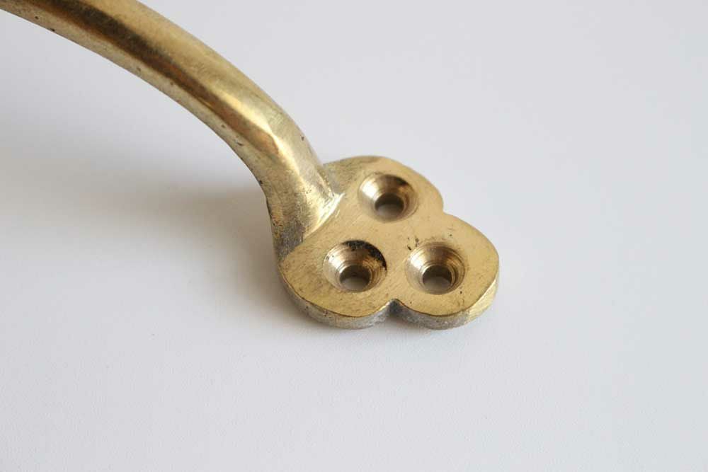 真鍮製の引き出しのハンドル