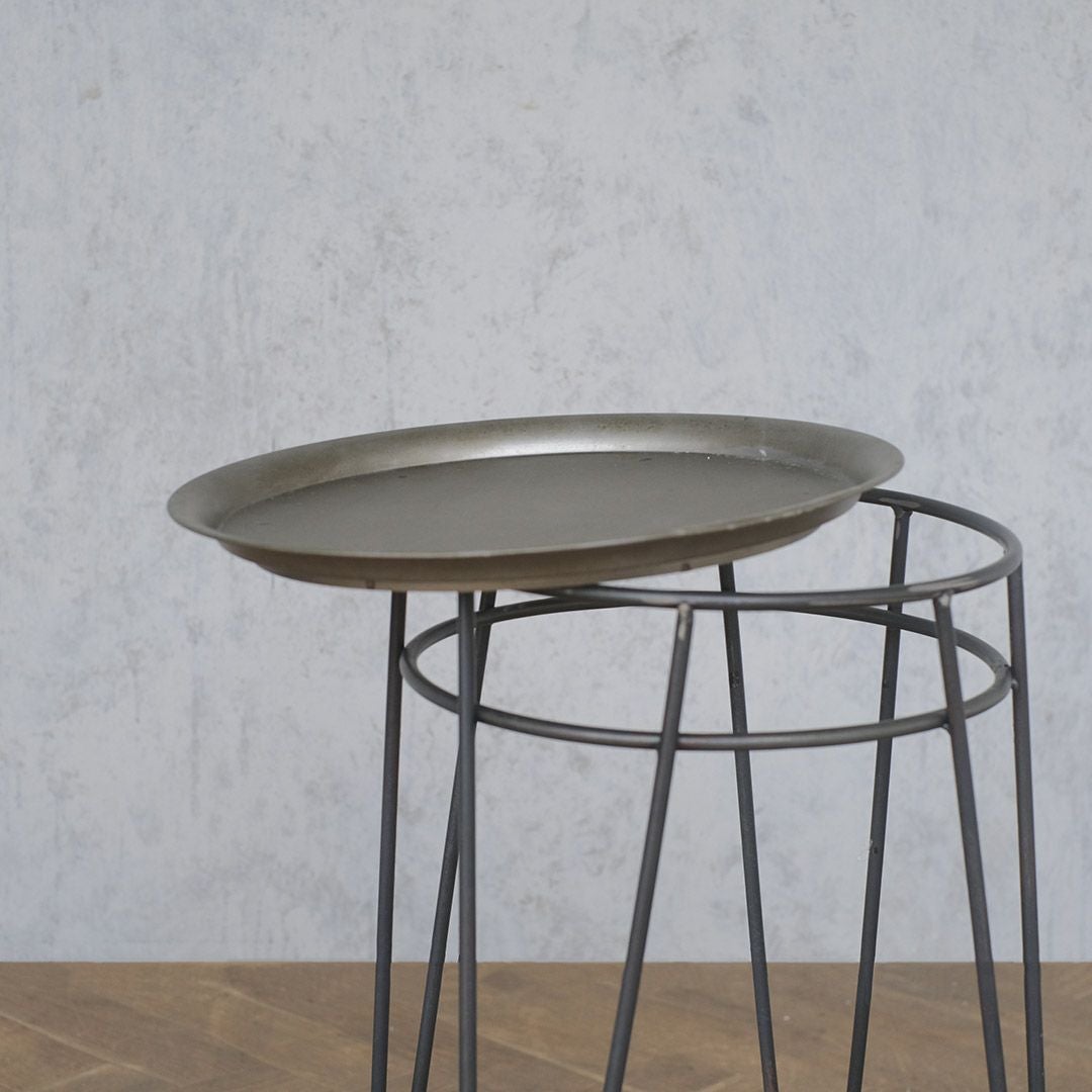 屋内でも屋外でも使えるサイドテーブル