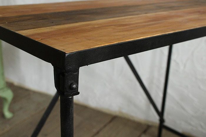 ナチュラルな木製天板デスクの鉄足
