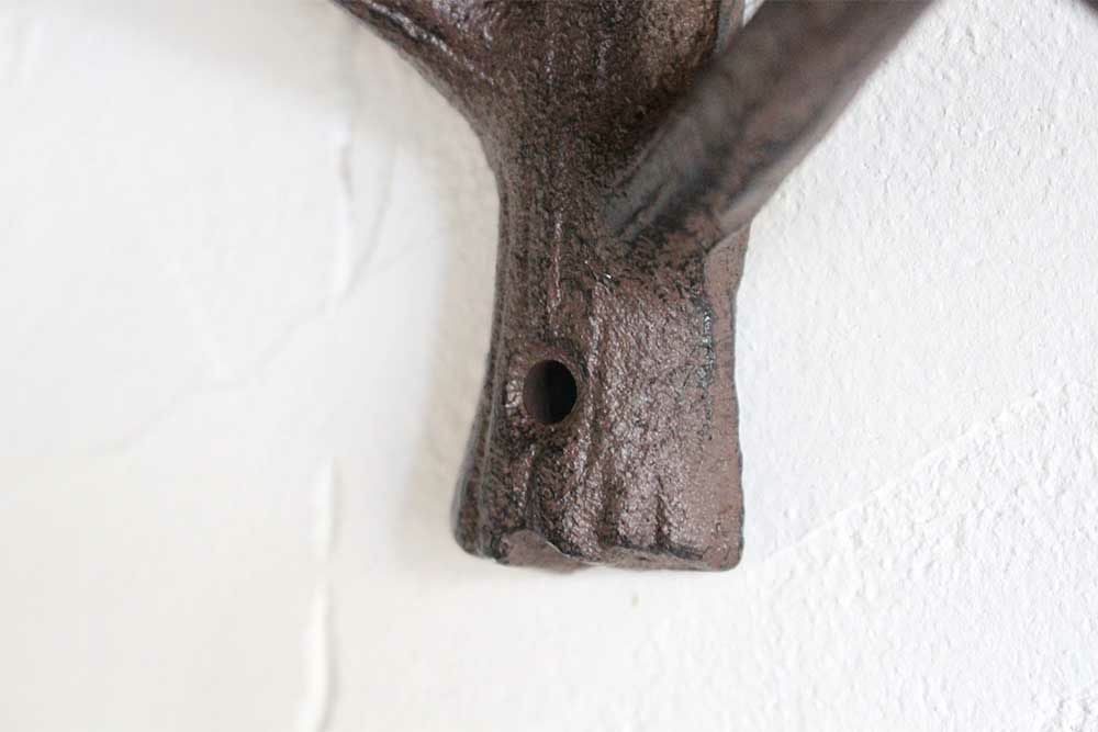 ビス穴が2箇所あるフック