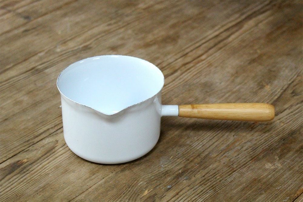 琺瑯 ホワイトミルクパン 小さいけれど安定感◎ このサイズがちょうど