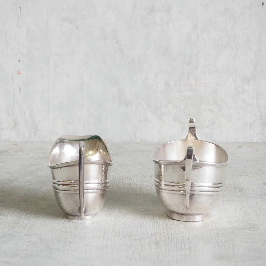 銀の古い砂糖入れ