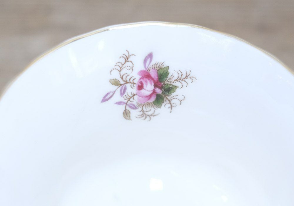 ヴィンテージ・Royal Albertティーカップトリオ/ラベンダーローズポイント装飾