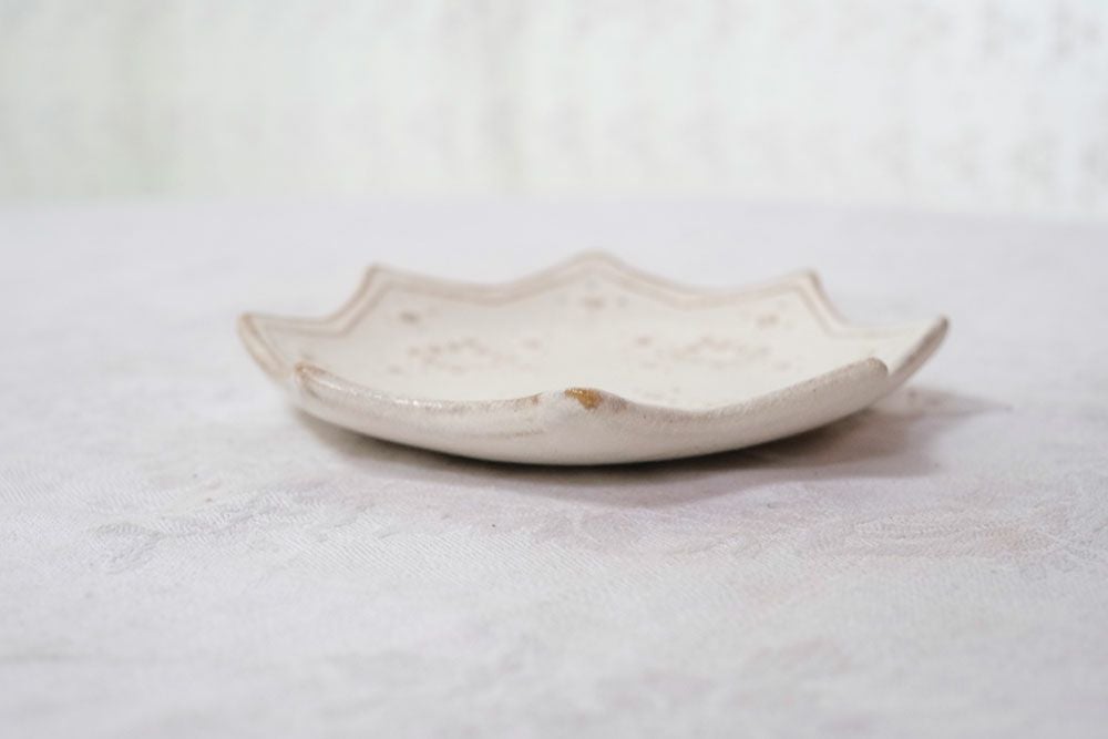 真っ白な小皿