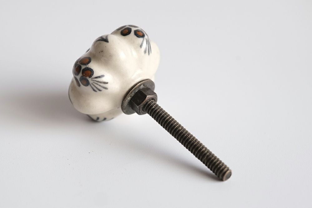 ナッツ・セラミックノブ 陶器製 手作り 引き出し、戸棚に取り付け可能