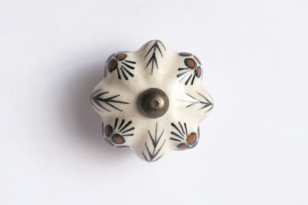 ナッツ・セラミックノブ 陶器製 手作り 引き出し、戸棚に取り付け可能