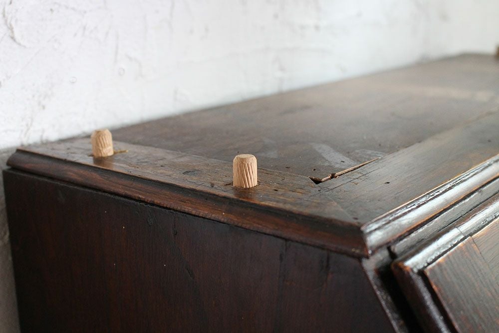 デスクと本段を繋ぐダボ