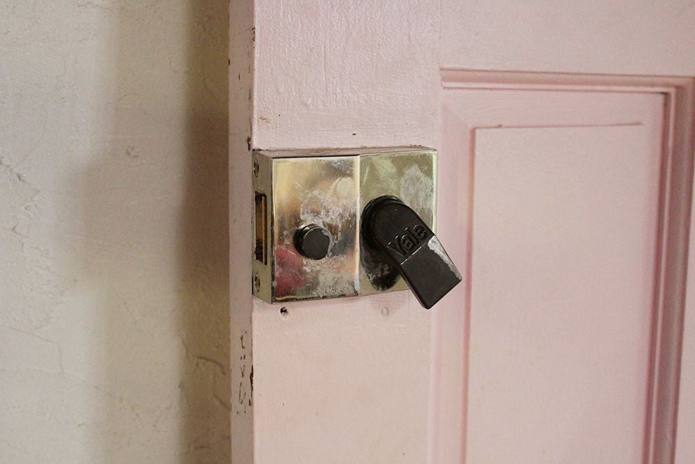 ラッチを引っ込めた状態で固定できます