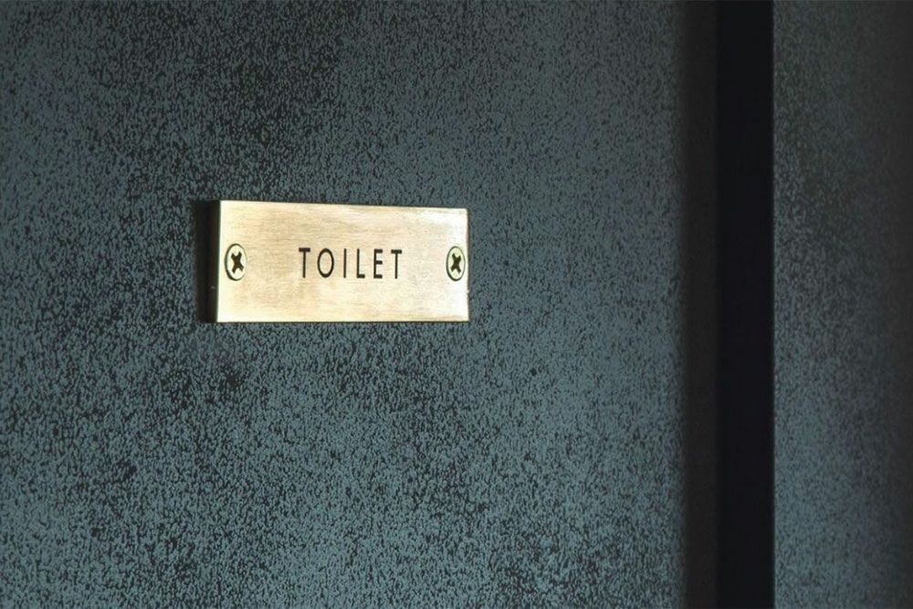 ドアサインプレート TOILET/ドアのカラーに合わせて取り付けできる3色
