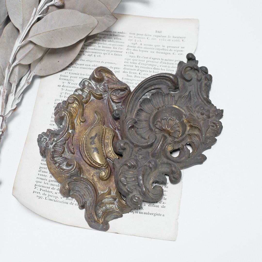 アンティークブラスオーナメント フランス ロカイユ装飾のフックを隠す