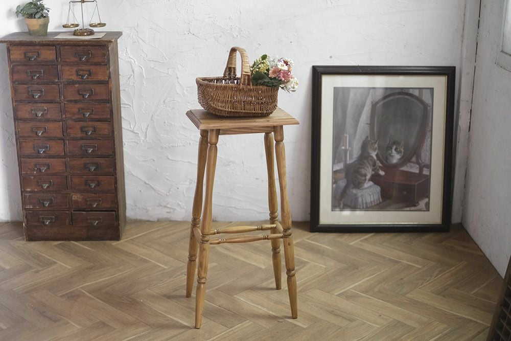 素朴なパインのフラワースタンドHIGH 木製の背の高いろくろ脚の花台の