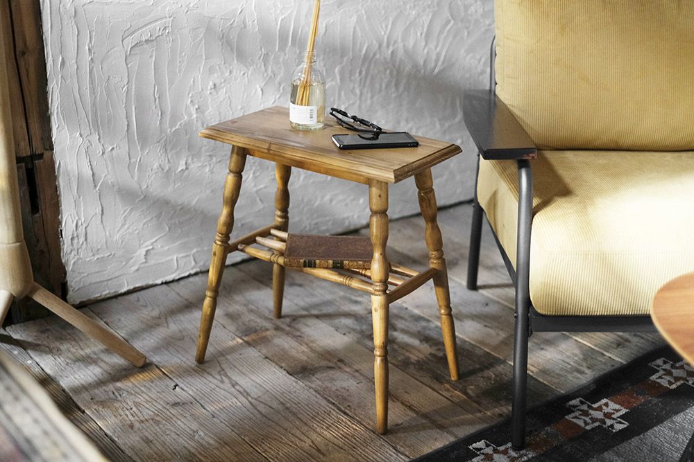 ◇素朴なパインのサイドテーブル フラワースタンド 木製のろくろ脚の