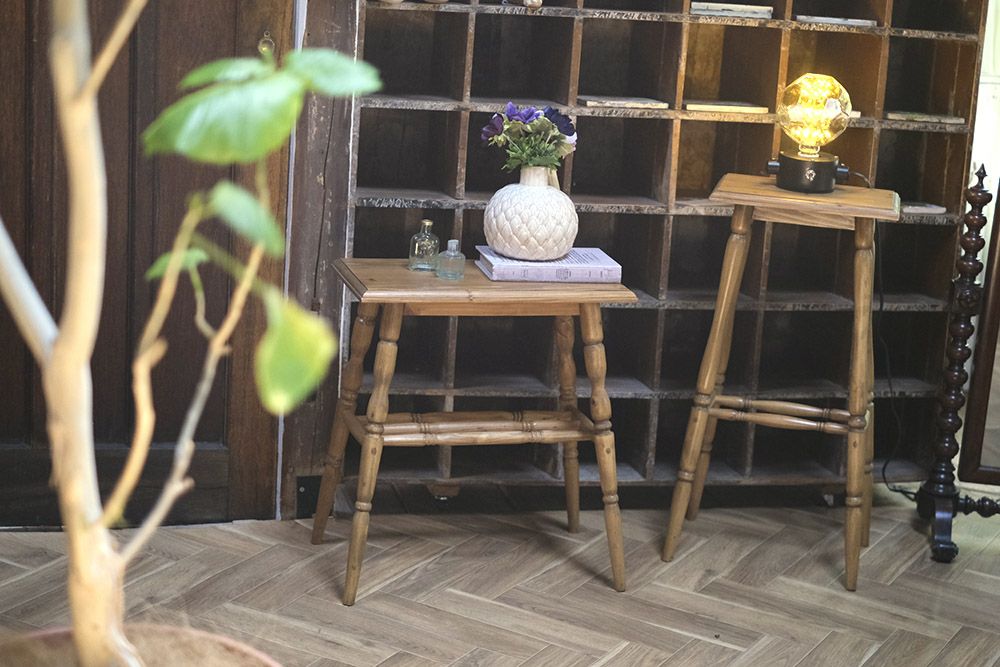 ◇素朴なパインのサイドテーブル フラワースタンド 木製のろくろ脚の