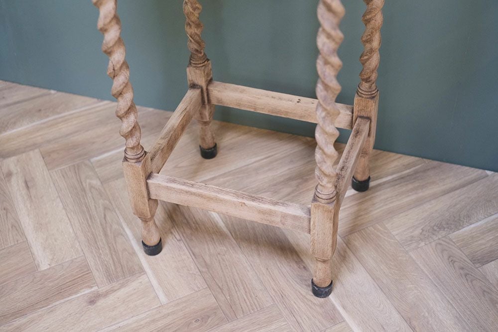 アンティークオケージョナルテーブルの足回り