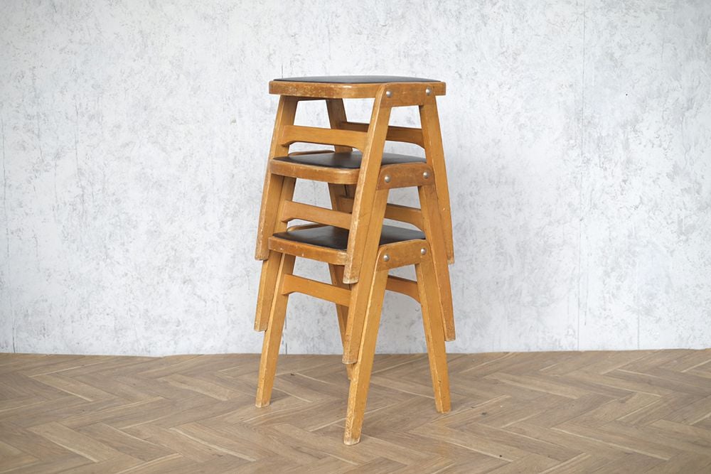 ヴィンテージスタッキングスツール イギリス 黒い座面 クッション ミッドセンチュリー7