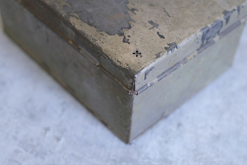 アンティーティンボックス イギリス ブリキ製のジャンクな風合いがかわいい箱