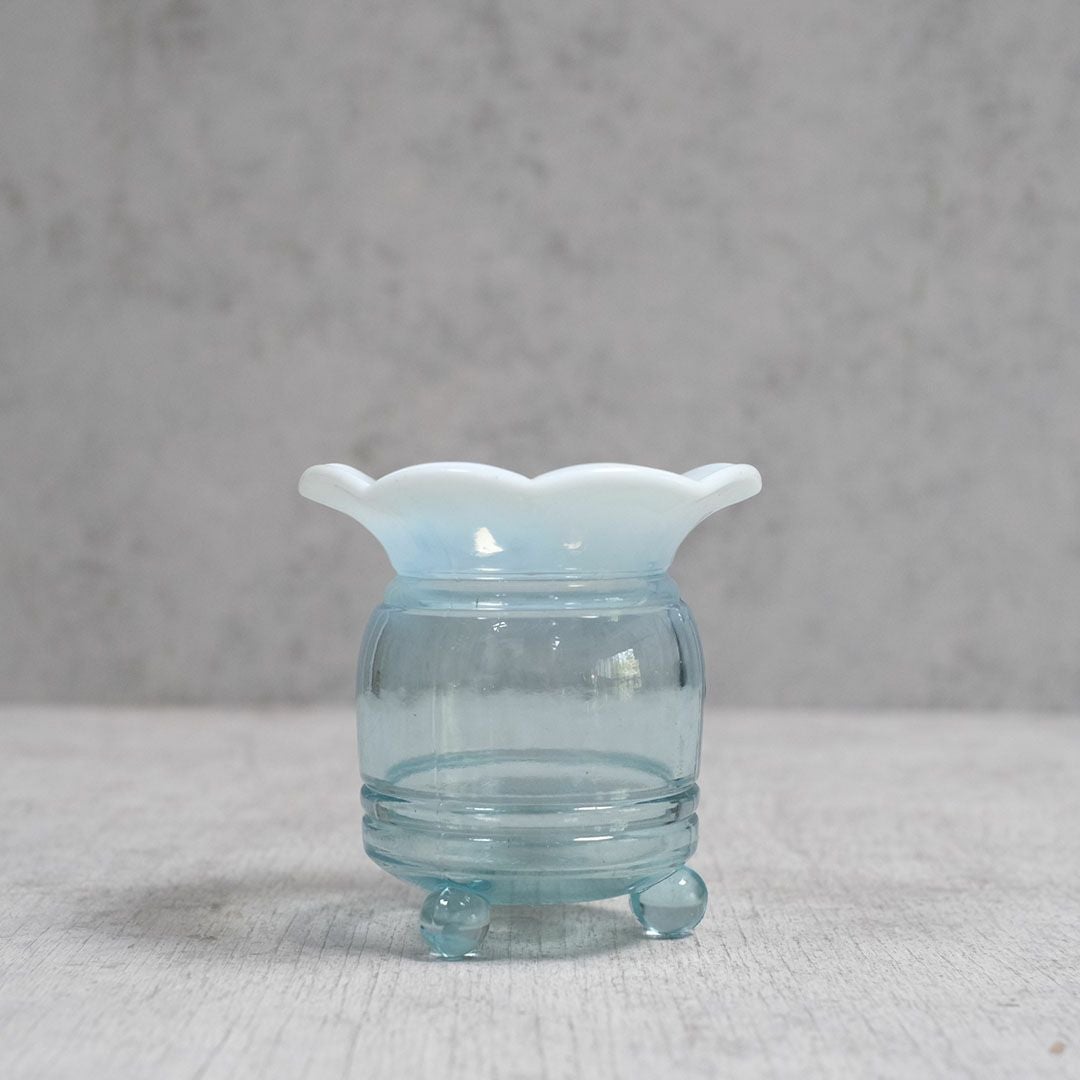 アンティークオパールセントガラスベース イギリス ガラスの花瓶 青1