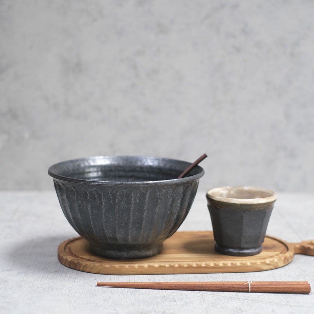 ◻️作家 アセビマコトさん◻️丼鉢Lサビ黒20.5cm 笠間焼【益子淳一】・しのぎそば丼/作家のうつわ どんぶり ラーメン鉢