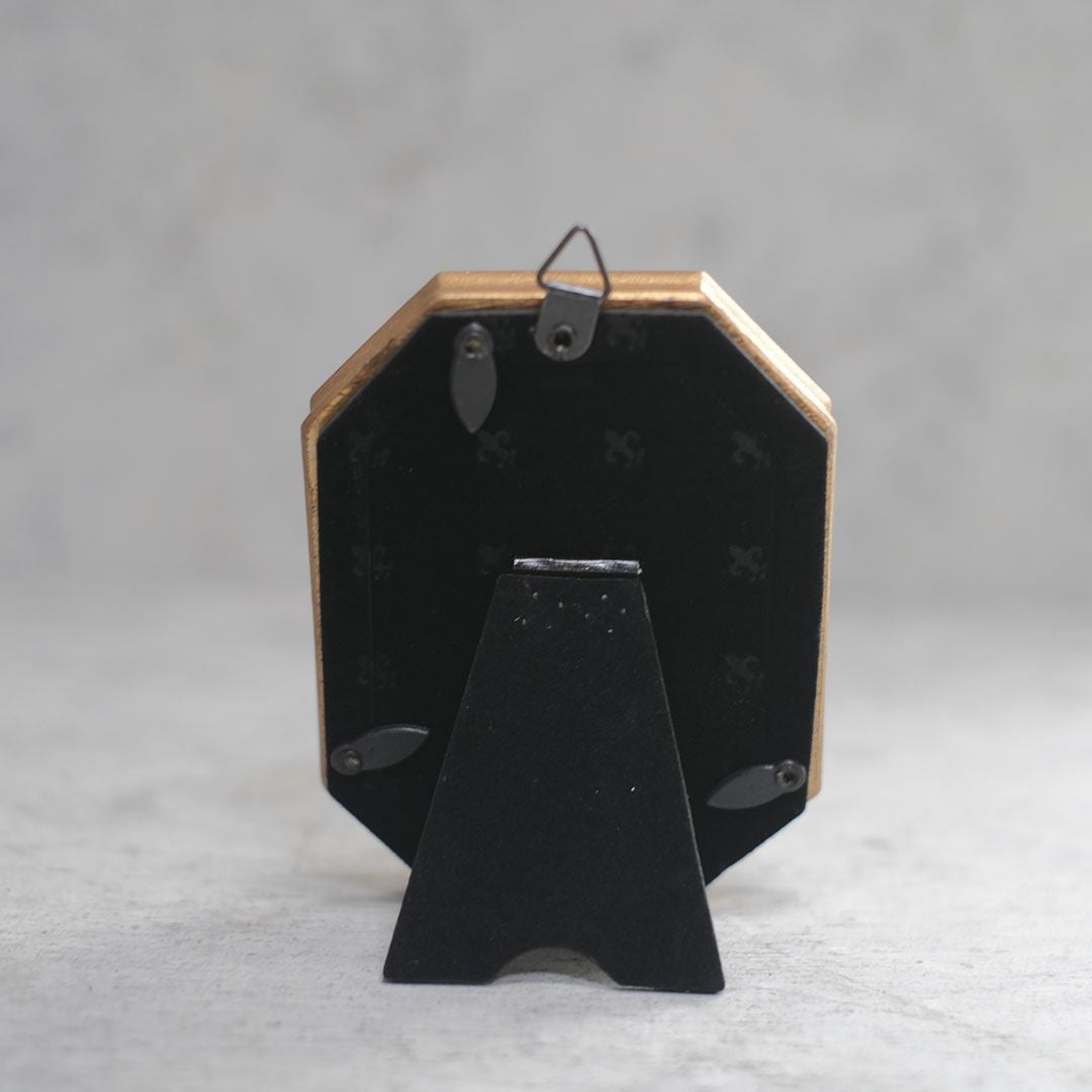 背面のスタンドとフック