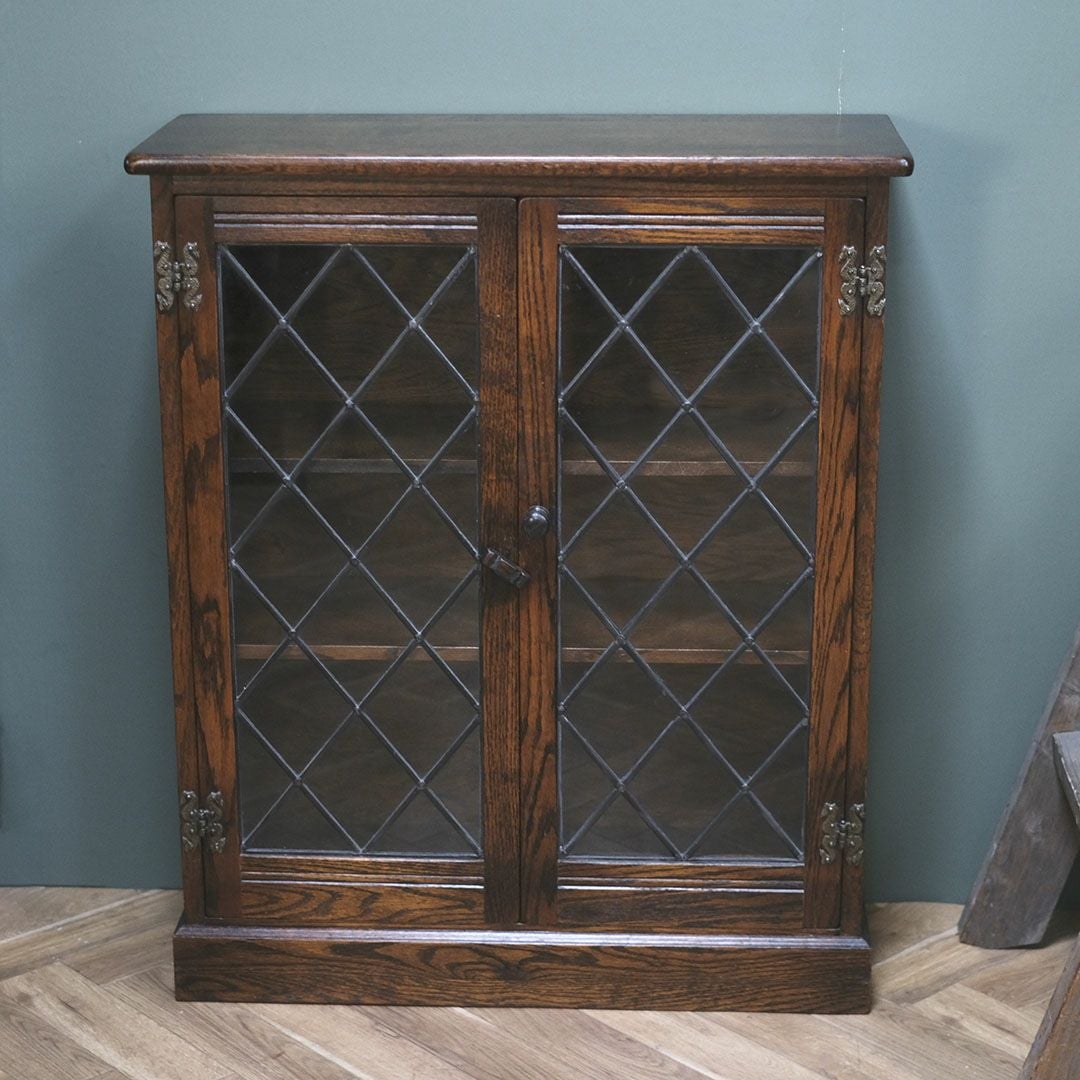 ヴィンテージ ブックケース イギリス オークを使った格子ガラスの重厚な本棚/アンティーク家具