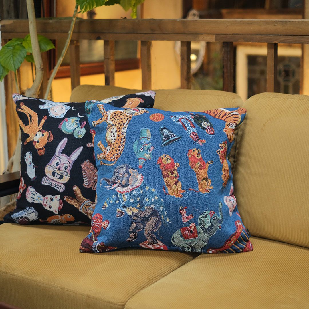 バウハウスにるタイポグラフィスケッチをそのままクッションカバーに