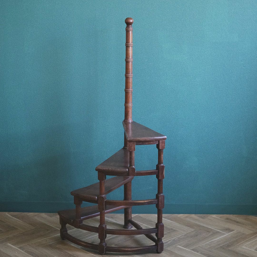 1137 ヴィンテージ　古い鉄の踏み台　ステップ　飾り棚　レトロ　アイアン　階段 アンティーク ライブラリーステップ フランス 螺旋階段 飾り棚 ラダー