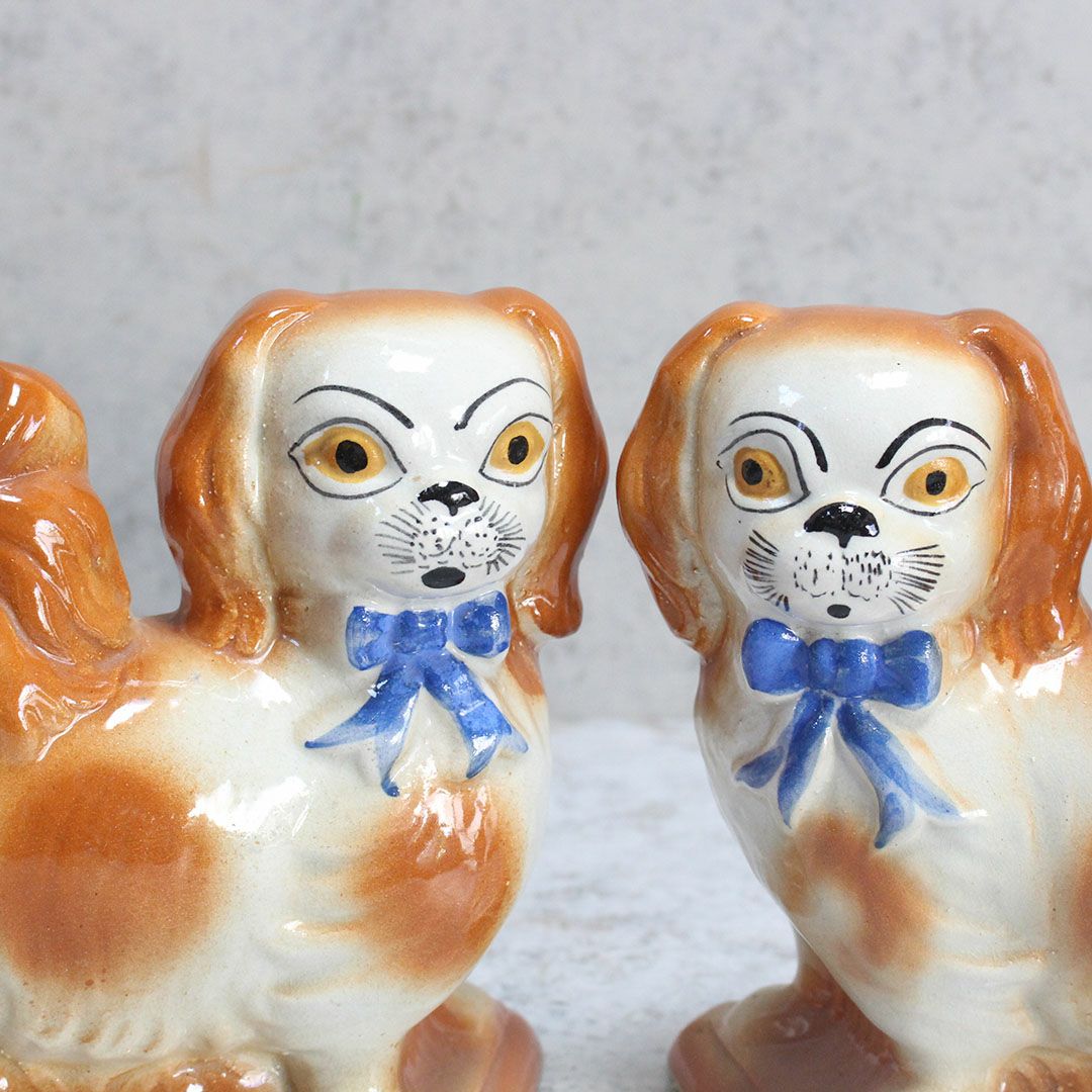 アンティークスタッフォードシャードッグの置物 ブルーリボン イギリス ペキニーズ犬 陶器