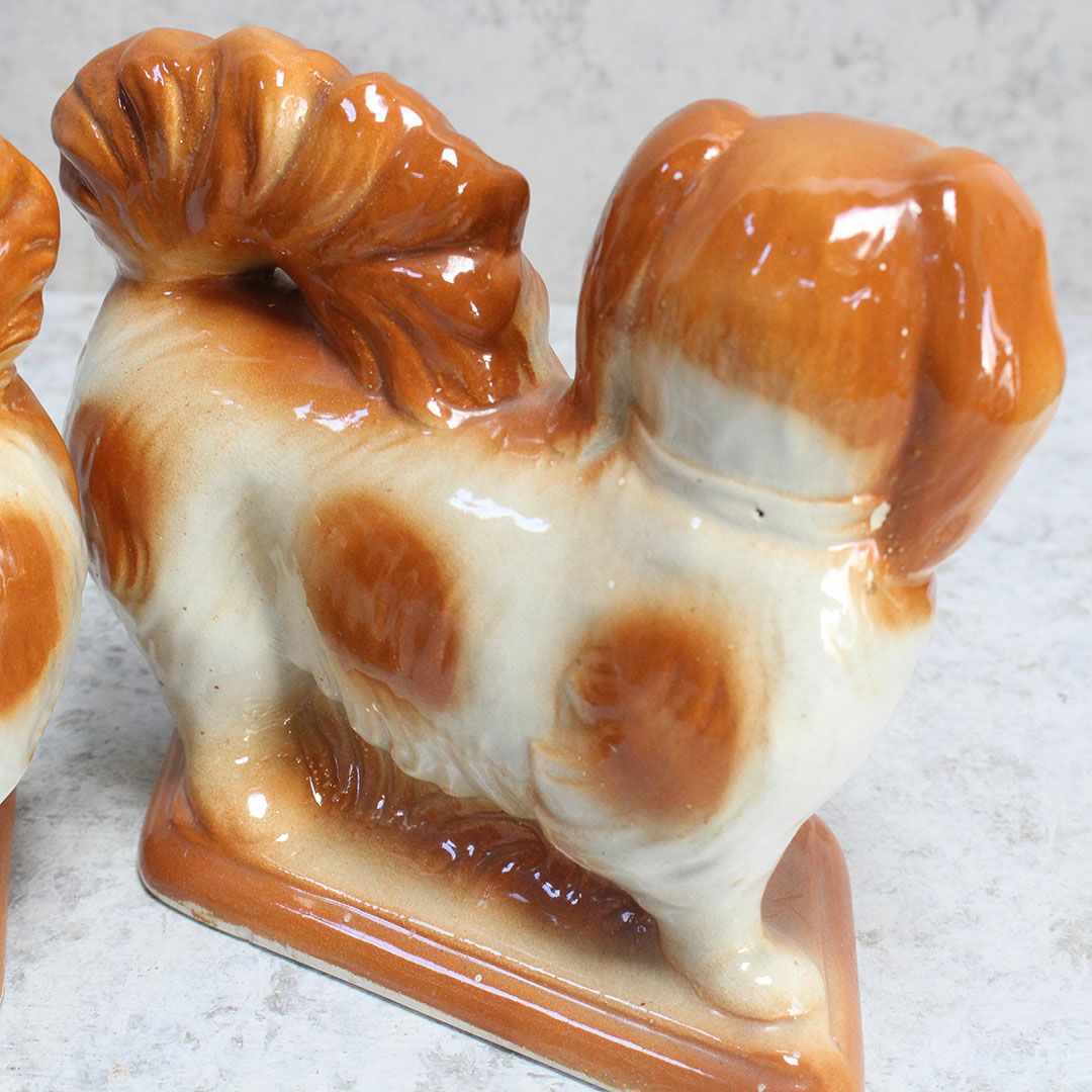 アンティークスタッフォードシャードッグの置物 ブルーリボン イギリス ペキニーズ犬 陶器