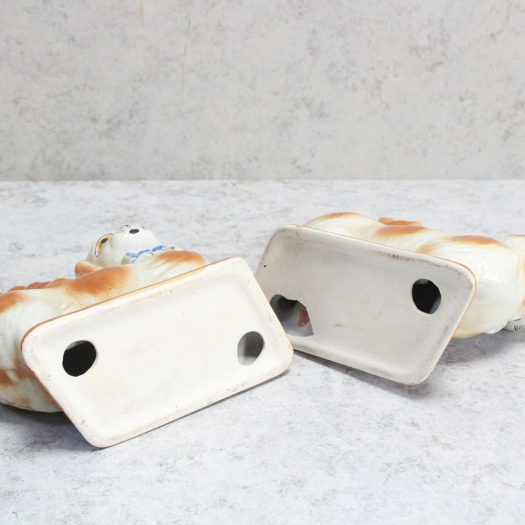 アンティークスタッフォードシャードッグの置物 ブルーリボン イギリス ペキニーズ犬 陶器