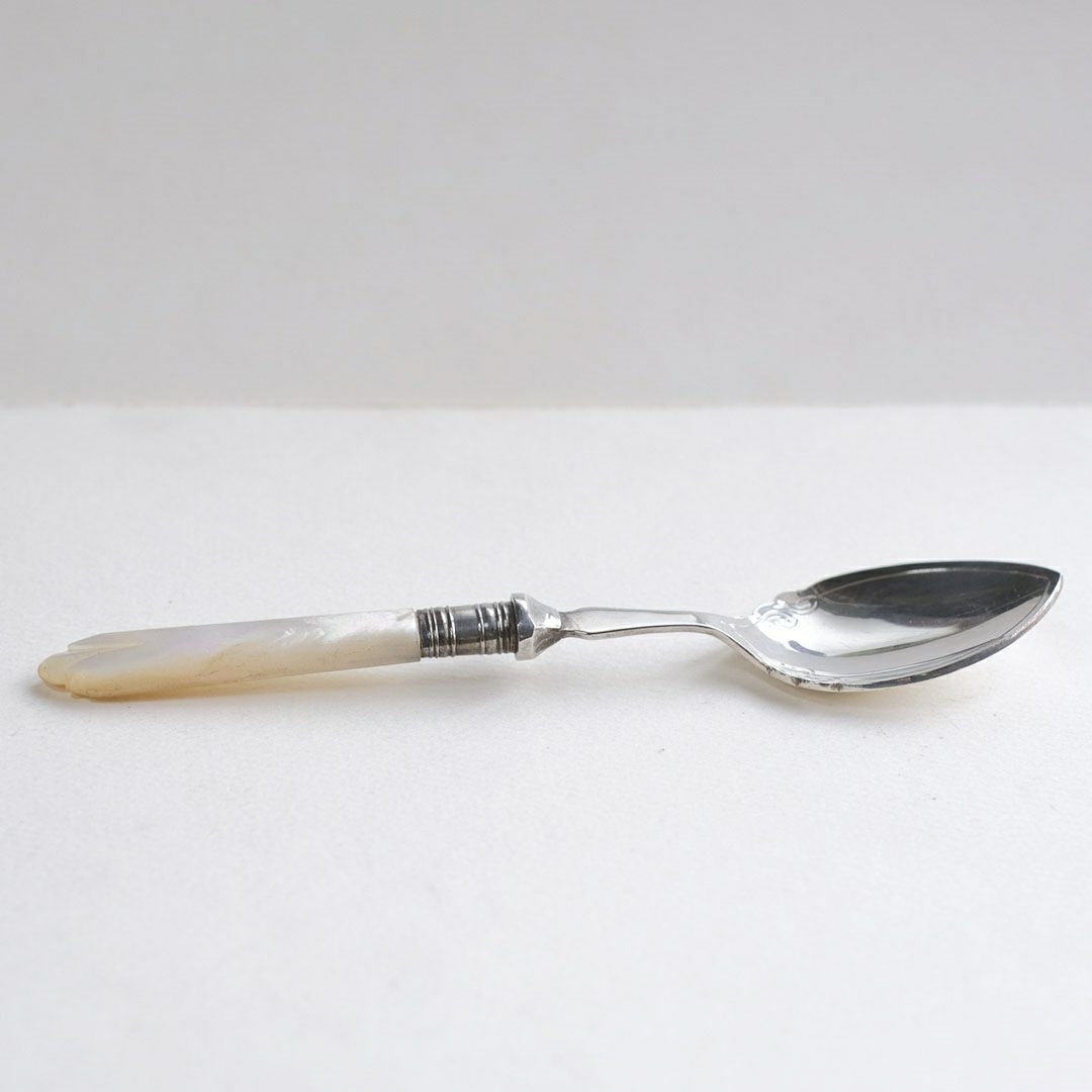 アンティーク マザーオブパール カトラリースプーン イギリス 見る角度によって美しく表情を変える白蝶貝3