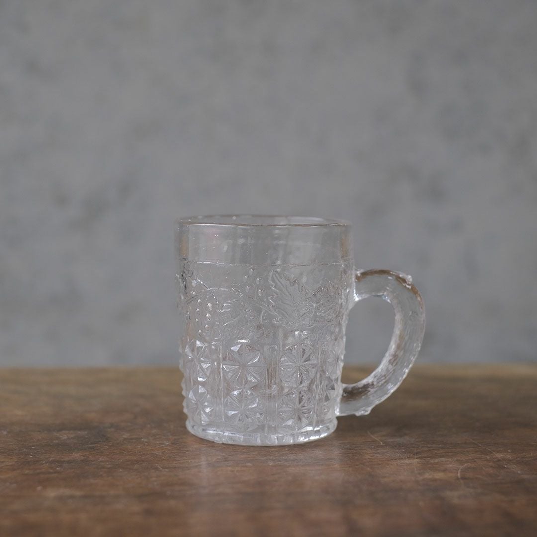 小さなアンティークカップ イギリス 葡萄装飾1