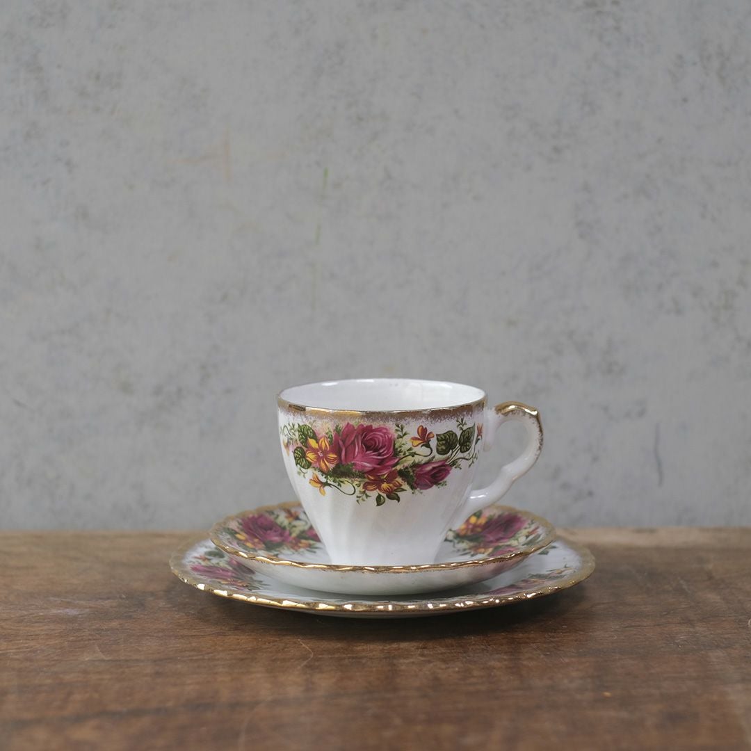 ヴィンテージ ティーカップトリオ Washington Pottery (Staffordshire) Ltd イングリッシュローズ 薔薇 アンティーク食器