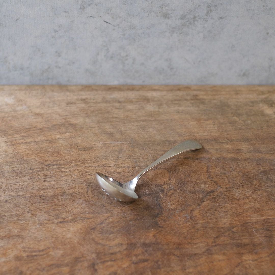 アンティークシュガーシフタースプーン イギリス シルバープレート 銀メッキ