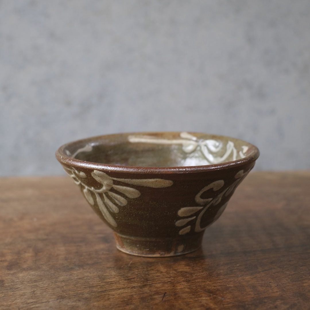 古琉球窯 茶碗 マカイ　直径約14cm　沖縄　琉球　古美術品　骨董品 琉球 壺屋焼 筒描茶碗 | 骨董と詩学 Antique & Poetics | 蛇韻律