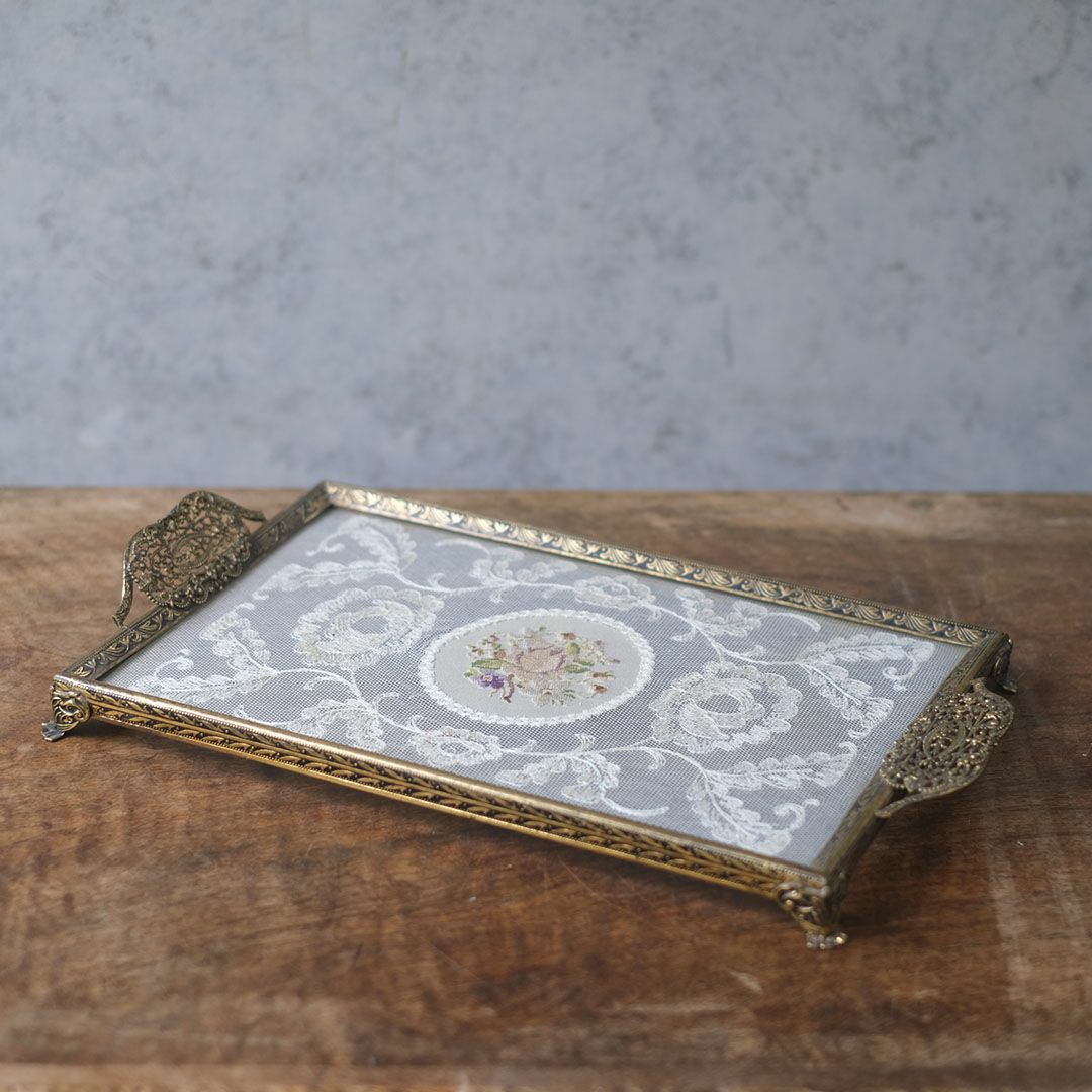 ヴィンテージ プチポワン ドレッシングトレイ ガラスの中に収められた刺繍が美しい ドレッサー用トレイ