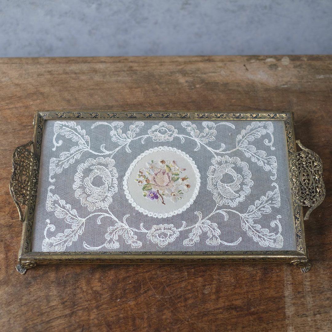 ヴィンテージ プチポワン ドレッシングトレイ ガラスの中に収められた刺繍が美しい ドレッサー用トレイ1