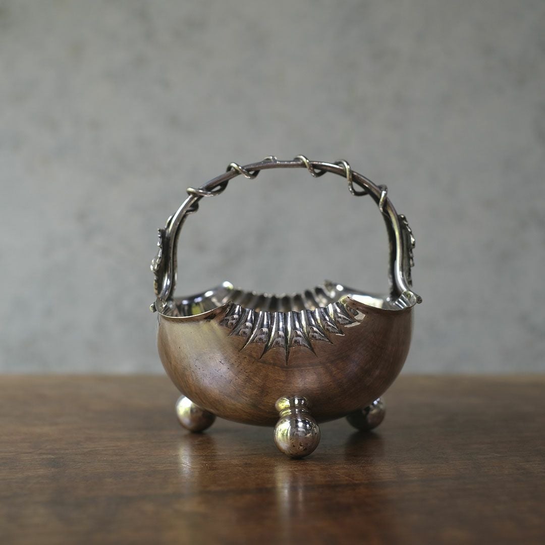 アンティーク小さなシルバープレートのバスケット 葡萄の葉と蔓をあしらったスイングハンドル イギリス1