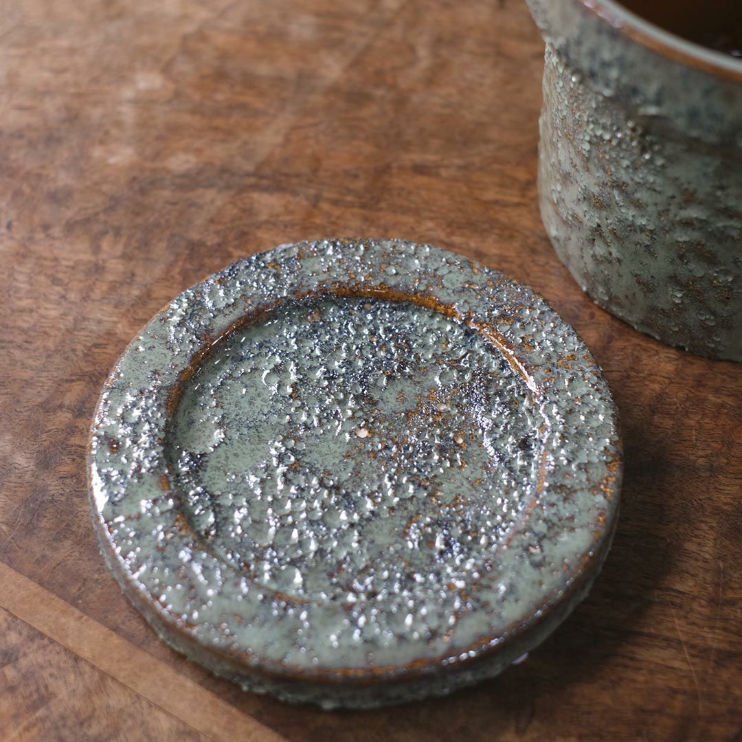 テラコッタの小さなプランターポット。かわいいサイズ感で多肉植物との