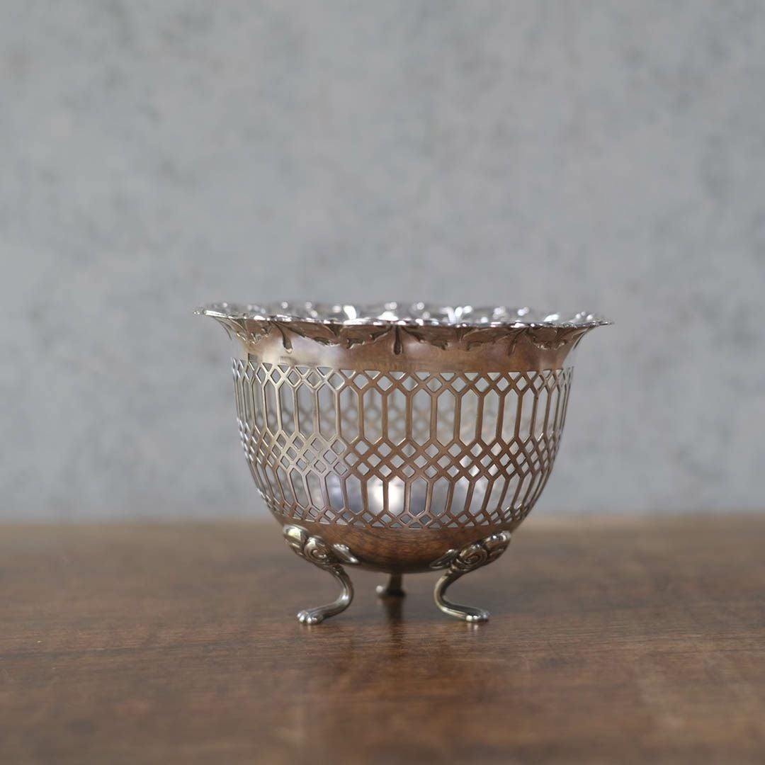 アンティークミニバスケット イギリス シルバープレート 小物入れ 透かし装飾1