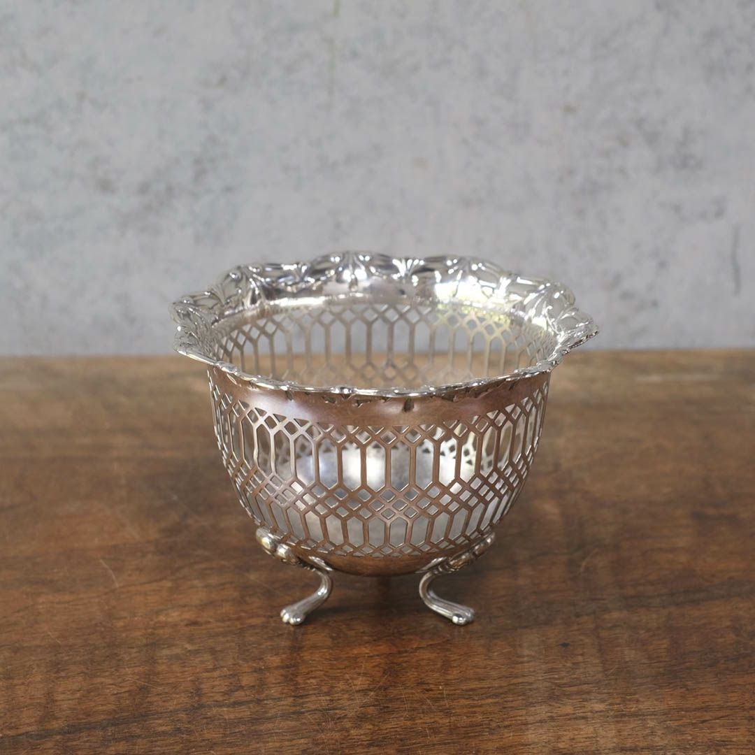 アンティークミニバスケット イギリス シルバープレート 小物入れ 透かし装飾2
