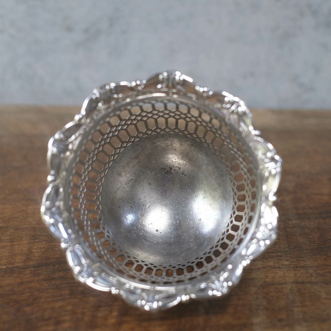 アンティークミニバスケット イギリス シルバープレート 小物入れ 透かし装飾3