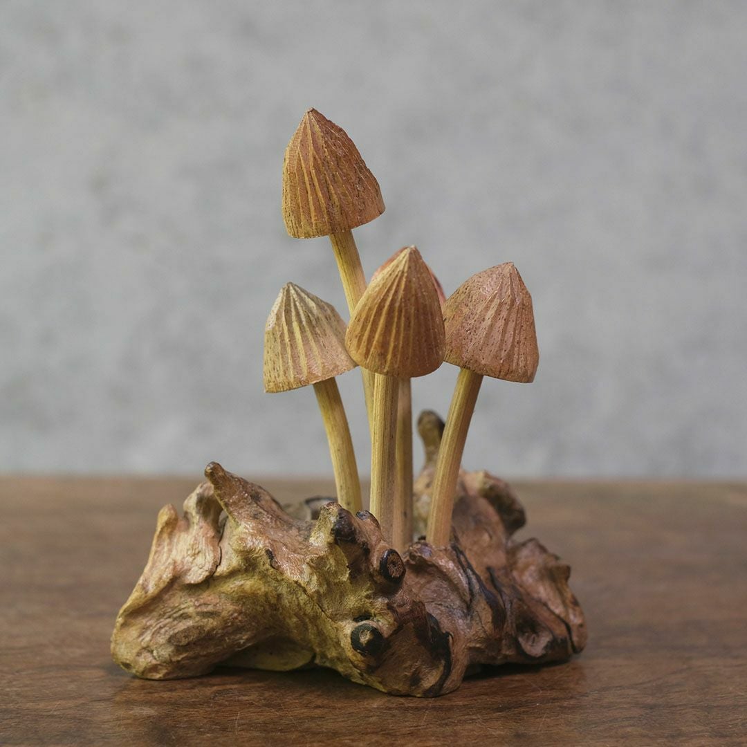 流木と木彫りの森のキノコオブジェ 丸みのある木肌とキノコの彫刻