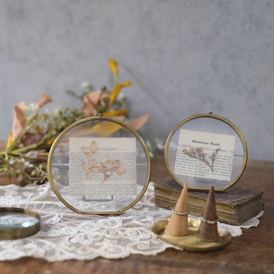 押し花や古書を飾れるアンティーク真鍮ガラスフォトフレーム