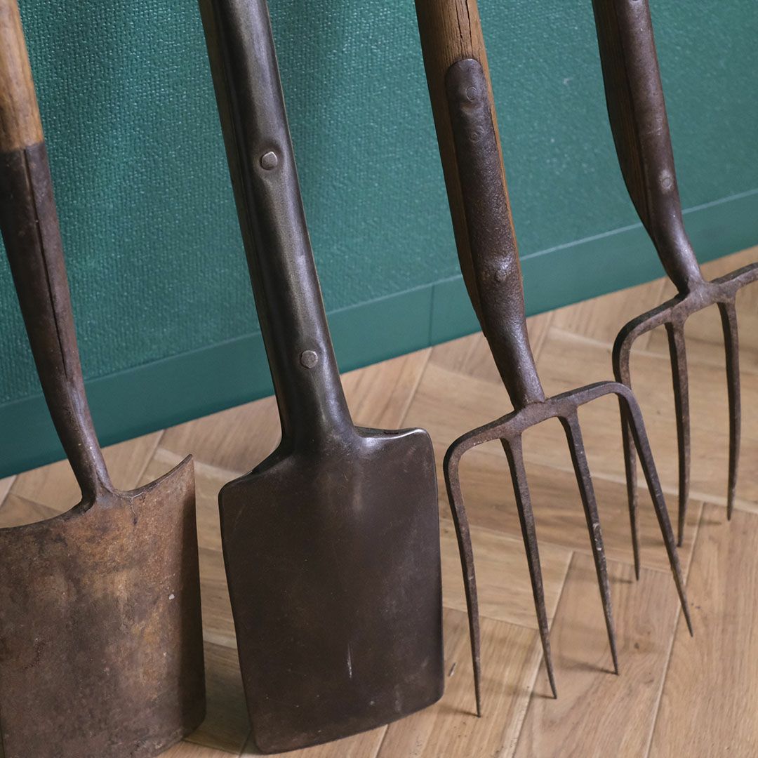 アンティークスコップ 木製ハンドル 英国ガーデニングツール ディテール