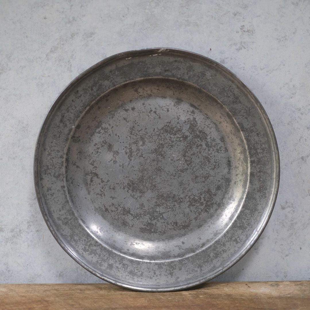 アンティークエタン皿 フランス 丸い形のフランス19世紀の錫製器1