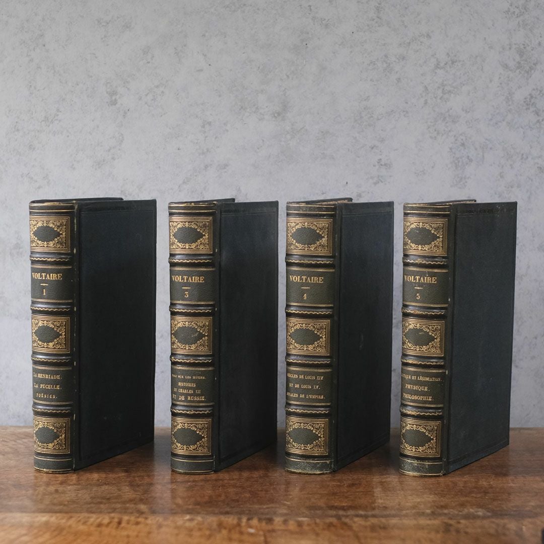 黒革装丁と金箔押しが美しいヴォルテール全集